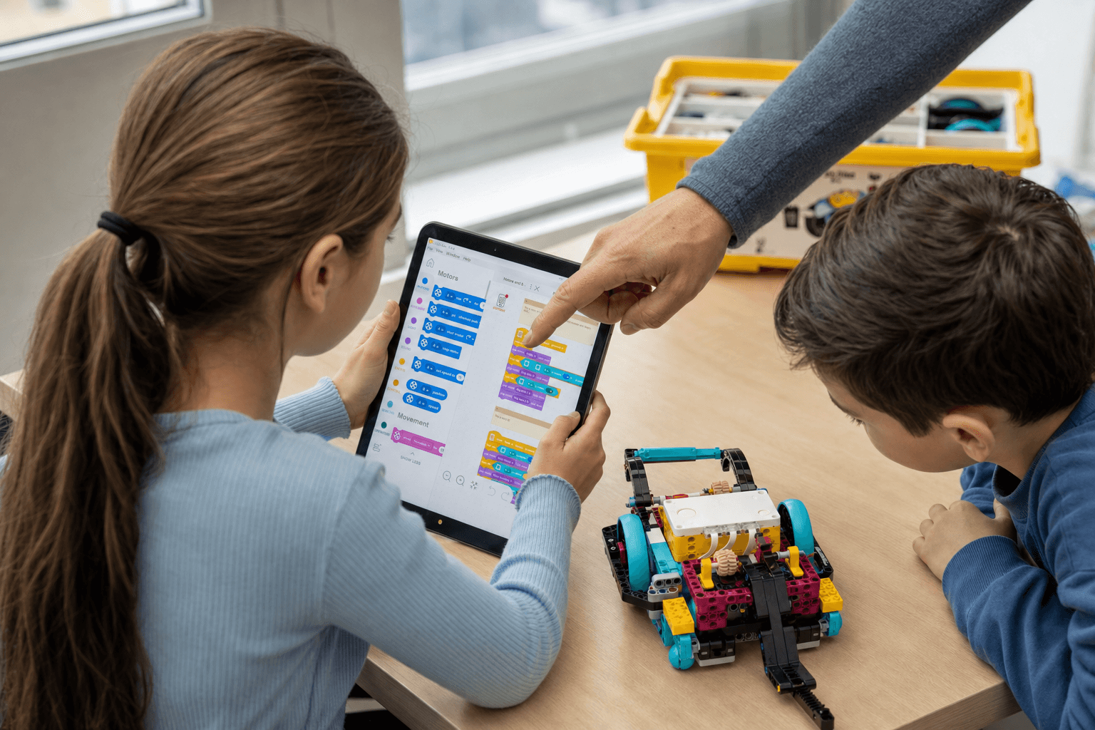 Uczniowie RoboStudio programują robota LEGO SPIKE
